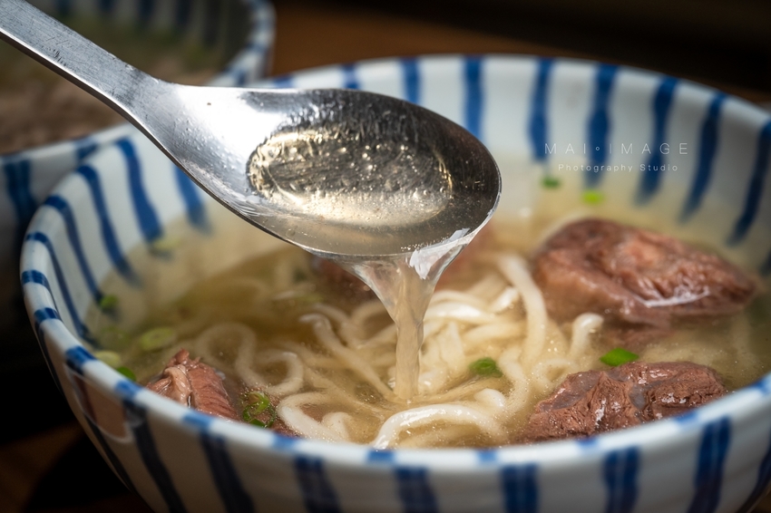 (桃園美食)店裡只賣清燉一種湯頭,還能每天爆滿人潮!中壢高人氣清燉牛肉麵開分店囉!小巷子清燉牛肉麵內壢店|桃園中壢美食、巷弄美食推薦