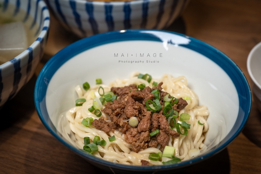 (桃園美食)店裡只賣清燉一種湯頭,還能每天爆滿人潮!中壢高人氣清燉牛肉麵開分店囉!小巷子清燉牛肉麵內壢店|桃園中壢美食、巷弄美食推薦