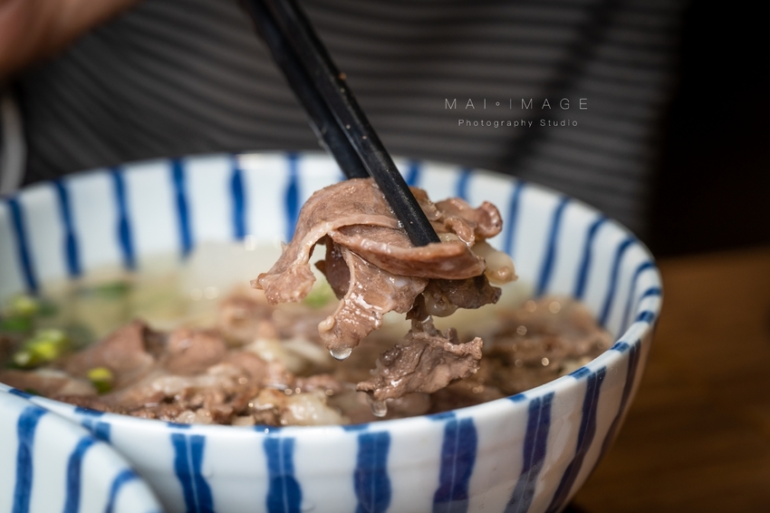 (桃園美食)店裡只賣清燉一種湯頭,還能每天爆滿人潮!中壢高人氣清燉牛肉麵開分店囉!小巷子清燉牛肉麵內壢店|桃園中壢美食、巷弄美食推薦