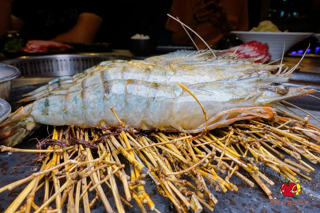 [食記] 新竹竹北-長島調酒燒肉吧 超值雙人999燒肉套餐 雙人豪華海鮮套餐 A5和牛 戰斧牛排 比手臂長的天使紅蝦 美味台灣豬梅花 新鮮美味炭火燒肉 新竹美食