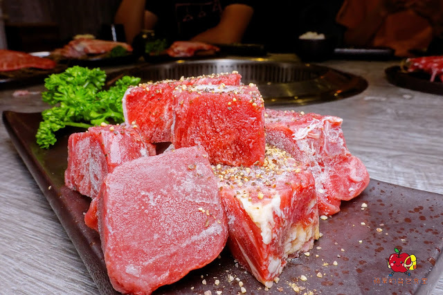 [食記] 新竹竹北-長島調酒燒肉吧 超值雙人999燒肉套餐 雙人豪華海鮮套餐 A5和牛 戰斧牛排 比手臂長的天使紅蝦 美味台灣豬梅花 新鮮美味炭火燒肉 新竹美食