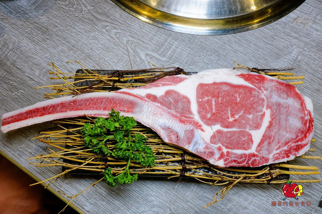 [食記] 新竹竹北-長島調酒燒肉吧 超值雙人999燒肉套餐 雙人豪華海鮮套餐 A5和牛 戰斧牛排 比手臂長的天使紅蝦 美味台灣豬梅花 新鮮美味炭火燒肉 新竹美食