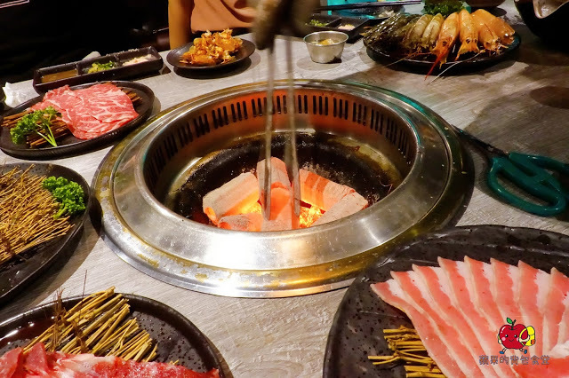 [食記] 新竹竹北-長島調酒燒肉吧 超值雙人999燒肉套餐 雙人豪華海鮮套餐 A5和牛 戰斧牛排 比手臂長的天使紅蝦 美味台灣豬梅花 新鮮美味炭火燒肉 新竹美食