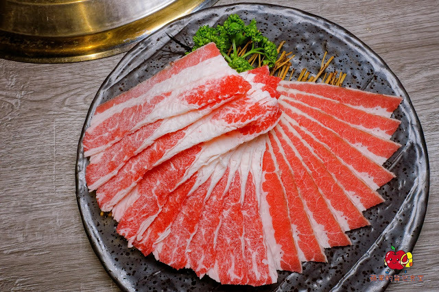 [食記] 新竹竹北-長島調酒燒肉吧 超值雙人999燒肉套餐 雙人豪華海鮮套餐 A5和牛 戰斧牛排 比手臂長的天使紅蝦 美味台灣豬梅花 新鮮美味炭火燒肉 新竹美食