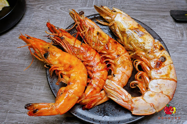 [食記] 新竹竹北-長島調酒燒肉吧 超值雙人999燒肉套餐 雙人豪華海鮮套餐 A5和牛 戰斧牛排 比手臂長的天使紅蝦 美味台灣豬梅花 新鮮美味炭火燒肉 新竹美食