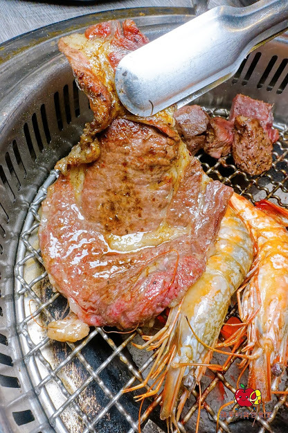 [食記] 新竹竹北-長島調酒燒肉吧 超值雙人999燒肉套餐 雙人豪華海鮮套餐 A5和牛 戰斧牛排 比手臂長的天使紅蝦 美味台灣豬梅花 新鮮美味炭火燒肉 新竹美食