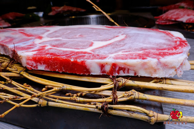 [食記] 新竹竹北-長島調酒燒肉吧 超值雙人999燒肉套餐 雙人豪華海鮮套餐 A5和牛 戰斧牛排 比手臂長的天使紅蝦 美味台灣豬梅花 新鮮美味炭火燒肉 新竹美食
