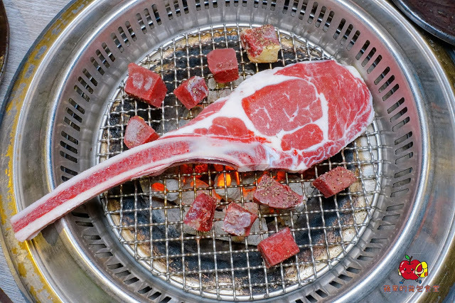 [食記] 新竹竹北-長島調酒燒肉吧 超值雙人999燒肉套餐 雙人豪華海鮮套餐 A5和牛 戰斧牛排 比手臂長的天使紅蝦 美味台灣豬梅花 新鮮美味炭火燒肉 新竹美食