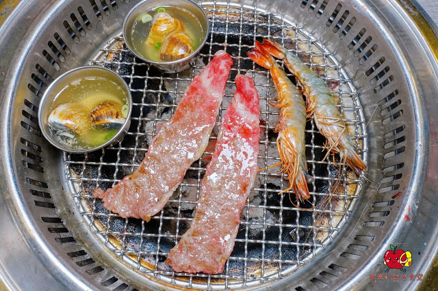 [食記] 新竹竹北-長島調酒燒肉吧 超值雙人999燒肉套餐 雙人豪華海鮮套餐 A5和牛 戰斧牛排 比手臂長的天使紅蝦 美味台灣豬梅花 新鮮美味炭火燒肉 新竹美食