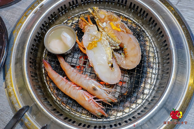 [食記] 新竹竹北-長島調酒燒肉吧 超值雙人999燒肉套餐 雙人豪華海鮮套餐 A5和牛 戰斧牛排 比手臂長的天使紅蝦 美味台灣豬梅花 新鮮美味炭火燒肉 新竹美食