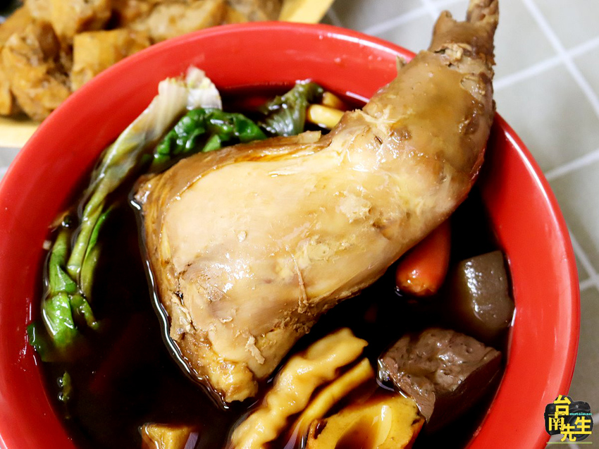 台南滷味/每日限量只賣5小時/30多種中藥材當天現熬滷汁/不添加化學香料與味精/嚴選各種食材新鮮備料/自製天然辣椒醬/點餐小卡片新登場/一開店就有客人上門