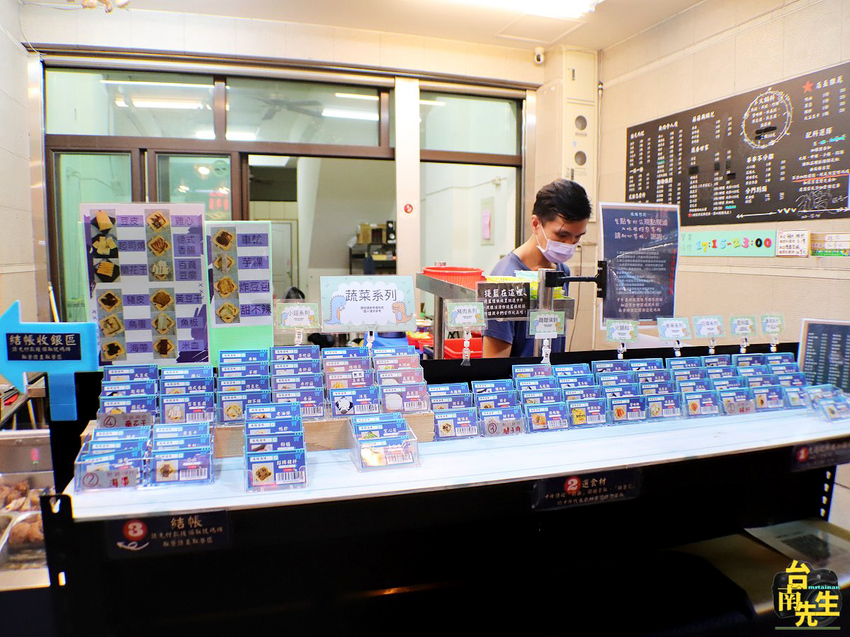 台南滷味/每日限量只賣5小時/30多種中藥材當天現熬滷汁/不添加化學香料與味精/嚴選各種食材新鮮備料/自製天然辣椒醬/點餐小卡片新登場/一開店就有客人上門