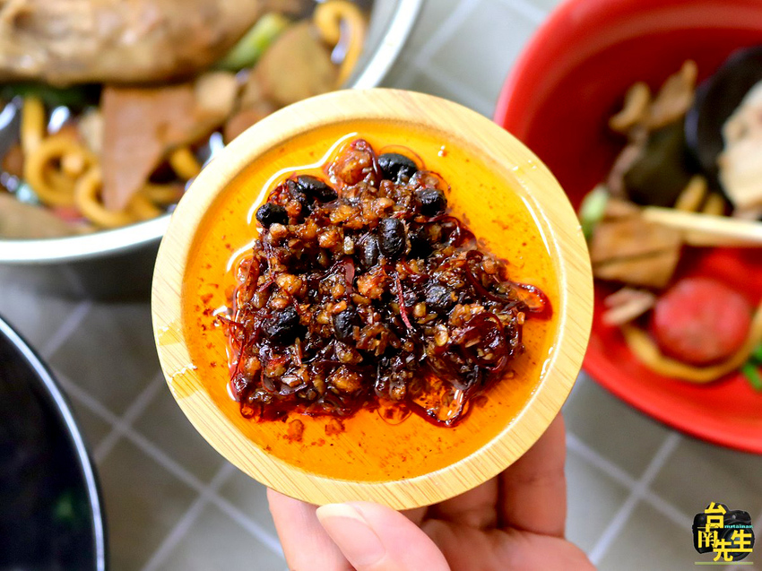 台南滷味/每日限量只賣5小時/30多種中藥材當天現熬滷汁/不添加化學香料與味精/嚴選各種食材新鮮備料/自製天然辣椒醬/點餐小卡片新登場/一開店就有客人上門