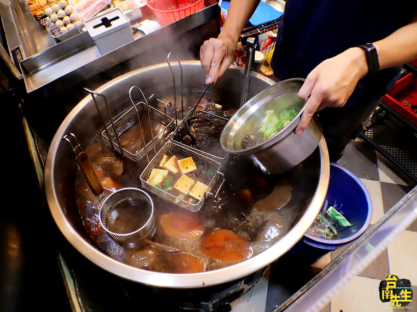 台南滷味/每日限量只賣5小時/30多種中藥材當天現熬滷汁/不添加化學香料與味精/嚴選各種食材新鮮備料/自製天然辣椒醬/點餐小卡片新登場/一開店就有客人上門