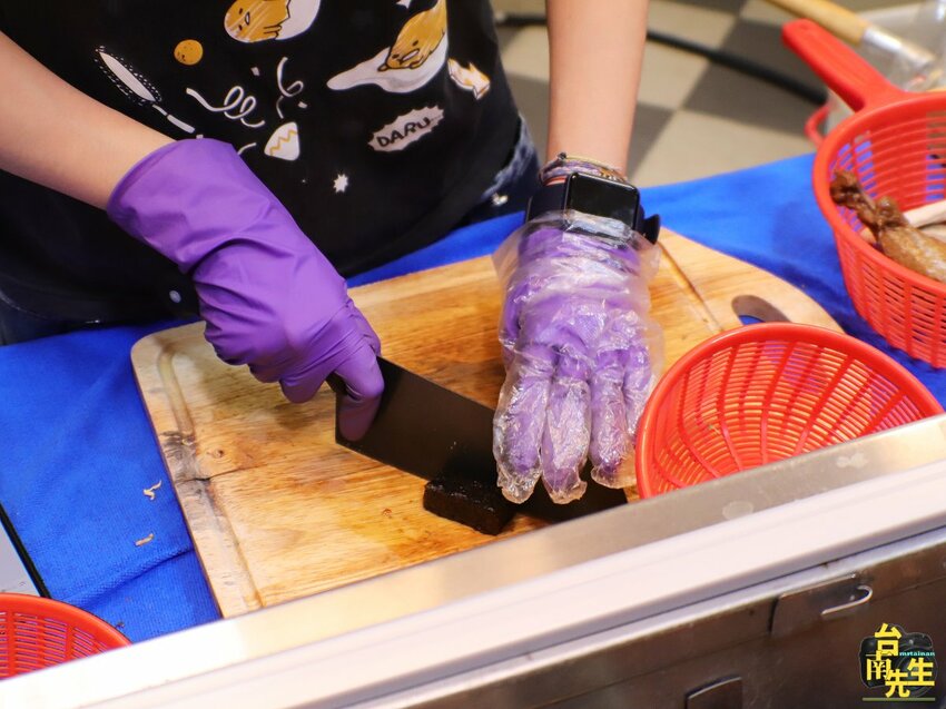 台南滷味/每日限量只賣5小時/30多種中藥材當天現熬滷汁/不添加化學香料與味精/嚴選各種食材新鮮備料/自製天然辣椒醬/點餐小卡片新登場/一開店就有客人上門