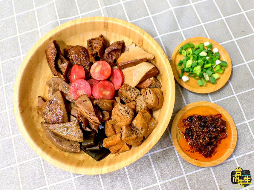 台南滷味/每日限量只賣5小時/30多種中藥材當天現熬滷汁/不添加化學香料與味精/嚴選各種食材新鮮備料/自製天然辣椒醬/點餐小卡片新登場/一開店就有客人上門