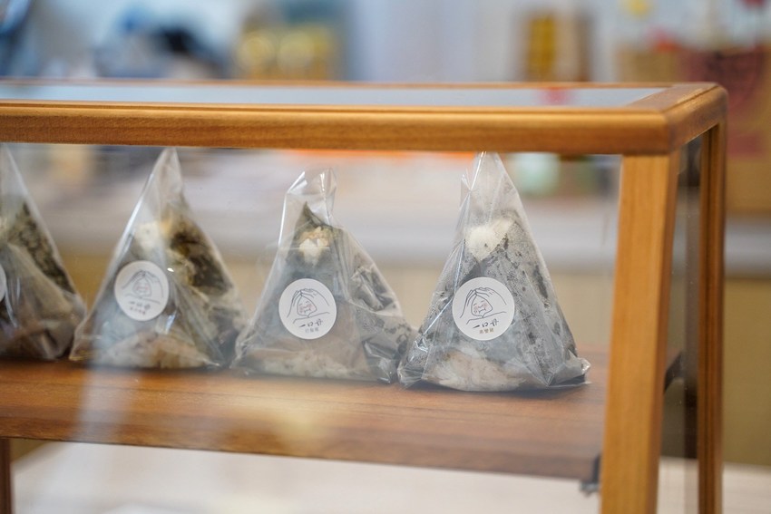 『一口丹 日式飯糰』新竹竹北新開幕文青風飯糰專賣店，口味選擇多、飲品口味也很有特色，早餐新選擇就是它啦！ - 阿華田的美食日記