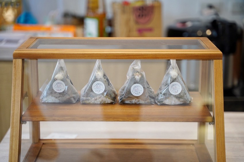 『一口丹 日式飯糰』新竹竹北新開幕文青風飯糰專賣店，口味選擇多、飲品口味也很有特色，早餐新選擇就是它啦！ - 阿華田的美食日記