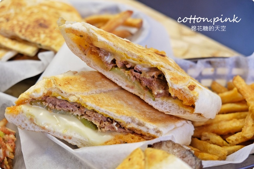 台中海線最新美食推薦|瘋狂傑克古巴三明治好吃到沒朋友、現做荷蘭鬆餅外面吃不到，凌晨兩點都吃得到美式好料