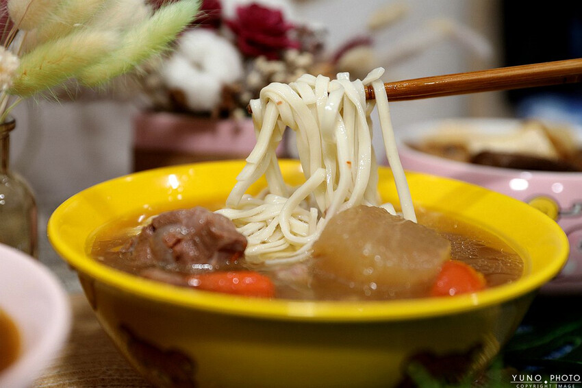 台北市大安區好食圓滿Wholesome food 宅配牛肉麵推薦！厚切銷魂牛肉麵肥嫩多汁超涮嘴 嗜辣必嘗麻辣鴨血豆腐