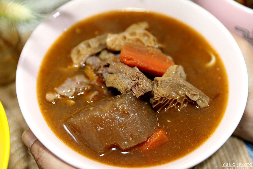 台北市大安區好食圓滿Wholesome food 宅配牛肉麵推薦！厚切銷魂牛肉麵肥嫩多汁超涮嘴 嗜辣必嘗麻辣鴨血豆腐