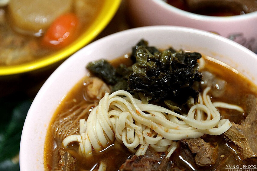 台北市大安區好食圓滿Wholesome food 宅配牛肉麵推薦！厚切銷魂牛肉麵肥嫩多汁超涮嘴 嗜辣必嘗麻辣鴨血豆腐