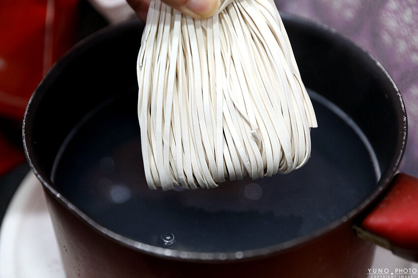 台北市大安區好食圓滿Wholesome food 宅配牛肉麵推薦！厚切銷魂牛肉麵肥嫩多汁超涮嘴 嗜辣必嘗麻辣鴨血豆腐