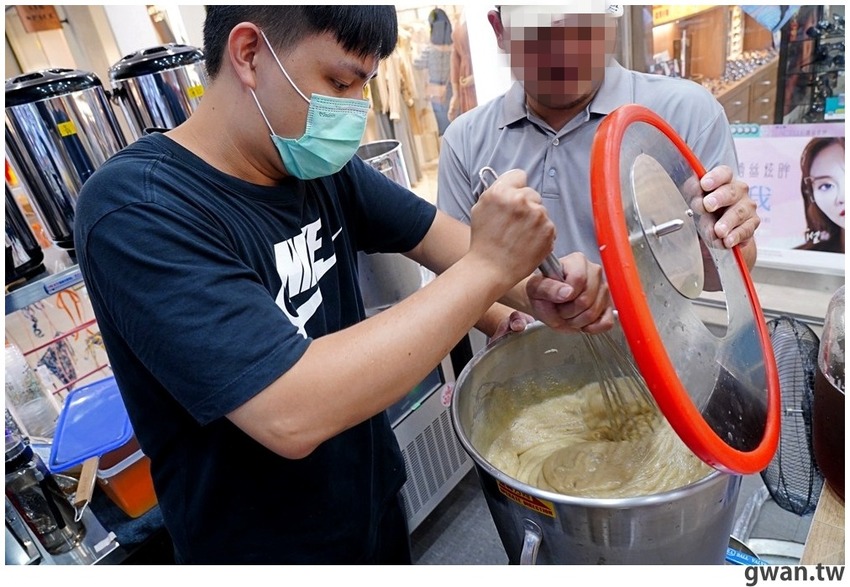 台南排隊飲料來囉，只有三天，憑學生證買一送一！