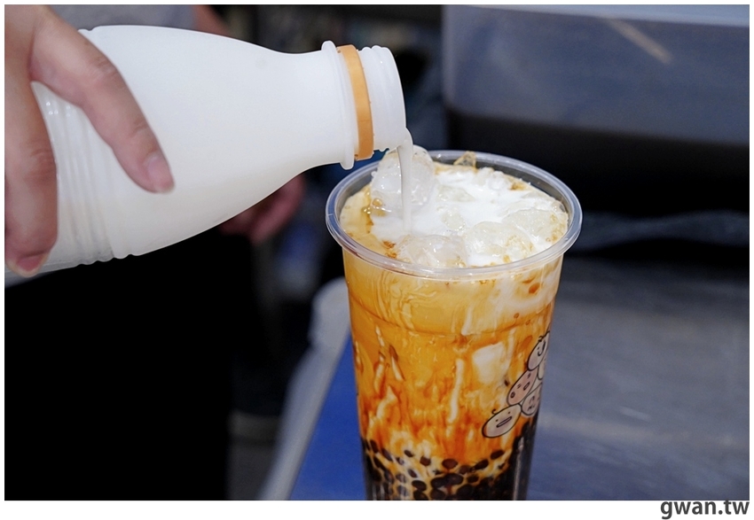 台南排隊飲料來囉，只有三天，憑學生證買一送一！