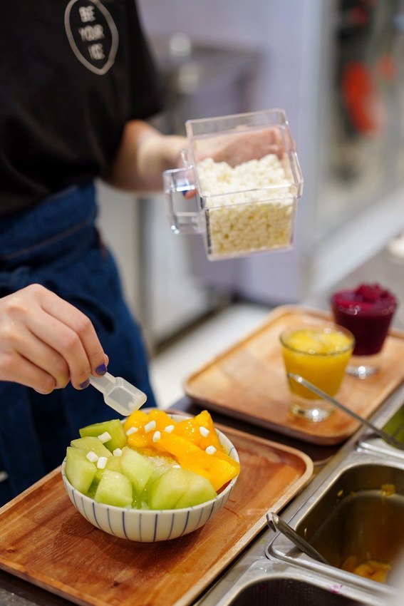 【友誼冰菓室】台北吳興商圈、北醫附近新開幕冰店，主打新鮮水果雪花冰、小半水果刨冰還有手工冰淇淋雪酪，手工自製且不添加香料、防腐劑、水果產地直送！ - 阿華田的美食日記