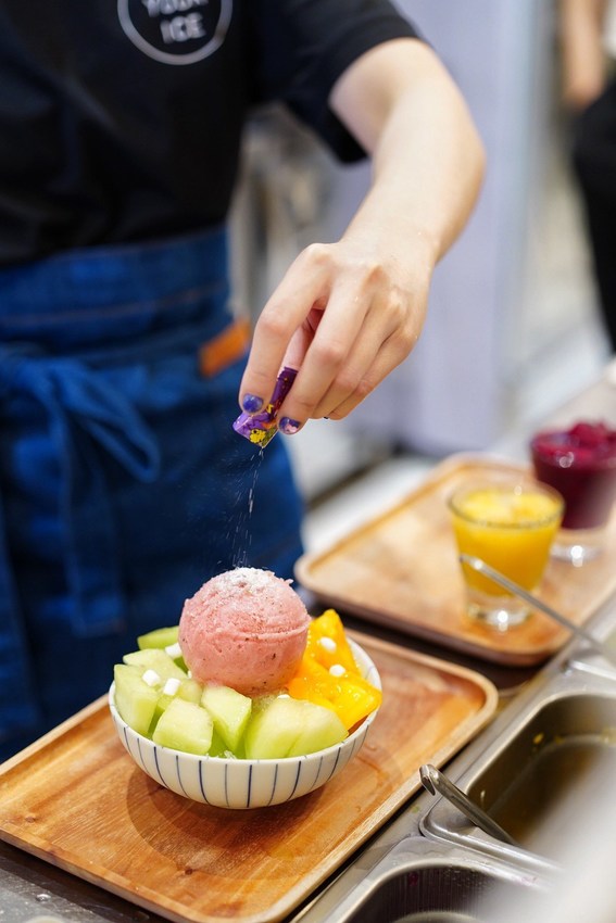 【友誼冰菓室】台北吳興商圈、北醫附近新開幕冰店，主打新鮮水果雪花冰、小半水果刨冰還有手工冰淇淋雪酪，手工自製且不添加香料、防腐劑、水果產地直送！ - 阿華田的美食日記