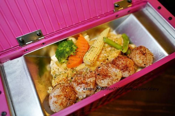 【信義區美式餐廳，約會餐廳】TankQ Cafe %26; Bar 松菸店 超可愛的公仔、杯子，把行李箱、工具箱、貨櫃屋端上桌 好拍又好吃 (43).JPG