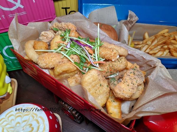 【信義區美式餐廳，約會餐廳】TankQ Cafe %26; Bar 松菸店 超可愛的公仔、杯子，把行李箱、工具箱、貨櫃屋端上桌 好拍又好吃 (59).jpg