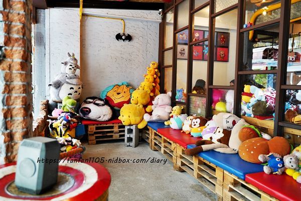 【信義區美式餐廳，約會餐廳】TankQ Cafe %26; Bar 松菸店 超可愛的公仔、杯子，把行李箱、工具箱、貨櫃屋端上桌 好拍又好吃 (34).JPG