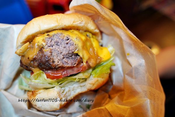 【信義區美式餐廳，約會餐廳】TankQ Cafe %26; Bar 松菸店 超可愛的公仔、杯子，把行李箱、工具箱、貨櫃屋端上桌 好拍又好吃 (52).JPG