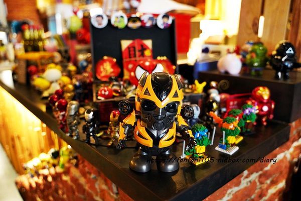 【信義區美式餐廳，約會餐廳】TankQ Cafe %26; Bar 松菸店 超可愛的公仔、杯子，把行李箱、工具箱、貨櫃屋端上桌 好拍又好吃 (33).JPG