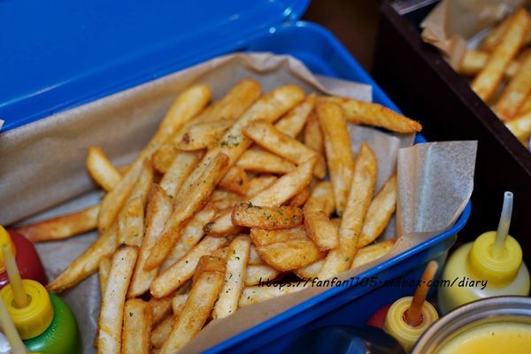 【信義區美式餐廳，約會餐廳】TankQ Cafe %26; Bar 松菸店 超可愛的公仔、杯子，把行李箱、工具箱、貨櫃屋端上桌 好拍又好吃 (44).JPG