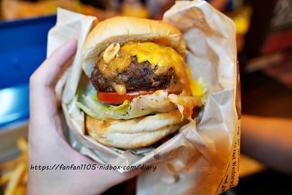 【信義區美式餐廳，約會餐廳】TankQ Cafe %26; Bar 松菸店 超可愛的公仔、杯子，把行李箱、工具箱、貨櫃屋端上桌 好拍又好吃 (51).JPG