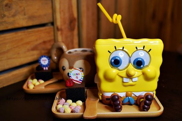 【信義區美式餐廳，約會餐廳】TankQ Cafe %26; Bar 松菸店 超可愛的公仔、杯子，把行李箱、工具箱、貨櫃屋端上桌 好拍又好吃 (38).JPG