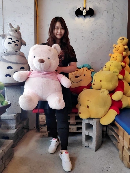 【信義區美式餐廳，約會餐廳】TankQ Cafe %26; Bar 松菸店 超可愛的公仔、杯子，把行李箱、工具箱、貨櫃屋端上桌 好拍又好吃 (58).jpg