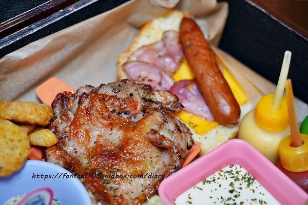 【信義區美式餐廳，約會餐廳】TankQ Cafe %26; Bar 松菸店 超可愛的公仔、杯子，把行李箱、工具箱、貨櫃屋端上桌 好拍又好吃 (48).JPG