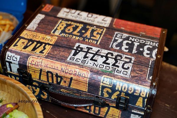 【信義區美式餐廳，約會餐廳】TankQ Cafe %26; Bar 松菸店 超可愛的公仔、杯子，把行李箱、工具箱、貨櫃屋端上桌 好拍又好吃 (47).JPG