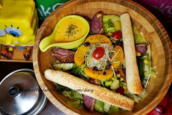 【信義區美式餐廳，約會餐廳】TankQ Cafe %26; Bar 松菸店 超可愛的公仔、杯子，把行李箱、工具箱、貨櫃屋端上桌 好拍又好吃 (42).JPG