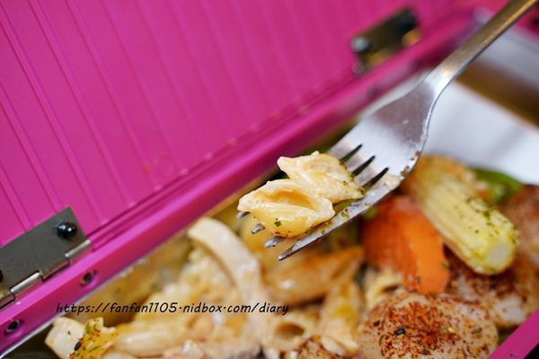 【信義區美式餐廳，約會餐廳】TankQ Cafe %26; Bar 松菸店 超可愛的公仔、杯子，把行李箱、工具箱、貨櫃屋端上桌 好拍又好吃 (53).JPG