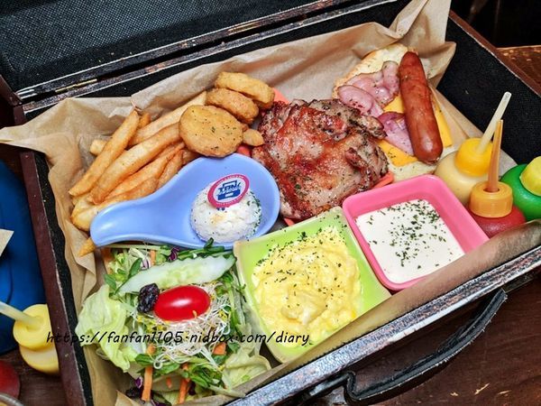 【信義區美式餐廳，約會餐廳】TankQ Cafe %26; Bar 松菸店 超可愛的公仔、杯子，把行李箱、工具箱、貨櫃屋端上桌 好拍又好吃 (60).jpg