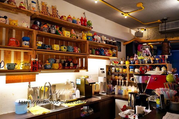 【信義區美式餐廳，約會餐廳】TankQ Cafe %26; Bar 松菸店 超可愛的公仔、杯子，把行李箱、工具箱、貨櫃屋端上桌 好拍又好吃 (56).JPG