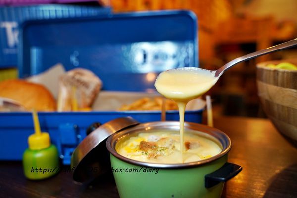 【信義區美式餐廳，約會餐廳】TankQ Cafe %26; Bar 松菸店 超可愛的公仔、杯子，把行李箱、工具箱、貨櫃屋端上桌 好拍又好吃 (50).JPG