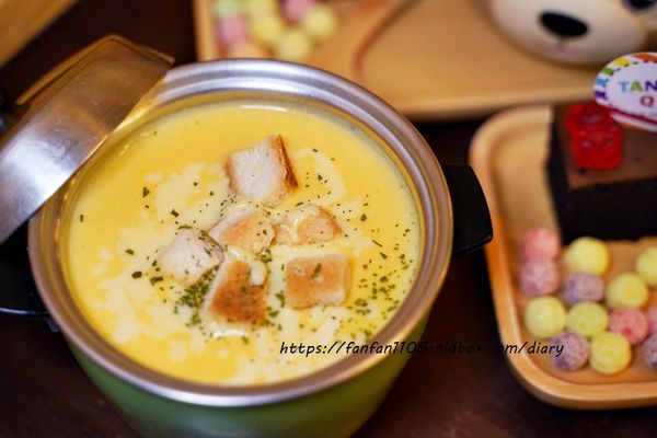 【信義區美式餐廳，約會餐廳】TankQ Cafe %26; Bar 松菸店 超可愛的公仔、杯子，把行李箱、工具箱、貨櫃屋端上桌 好拍又好吃 (41).JPG