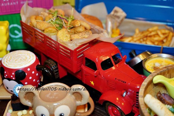 【信義區美式餐廳，約會餐廳】TankQ Cafe %26; Bar 松菸店 超可愛的公仔、杯子，把行李箱、工具箱、貨櫃屋端上桌 好拍又好吃 (45).JPG