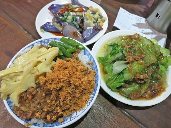 人太多,老闆停止接單啦~!網路評價高達4.5顆星,評價高到爆表,味道好吃到爆表,絕對會讓你一吃就上癮